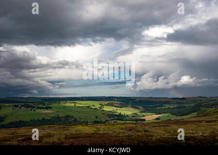 Big Sky über der unteren swaledale in den Yorkshire Dales, England. Blick von grinton nach unten das Tal in Richtung Richmond. Stockfoto