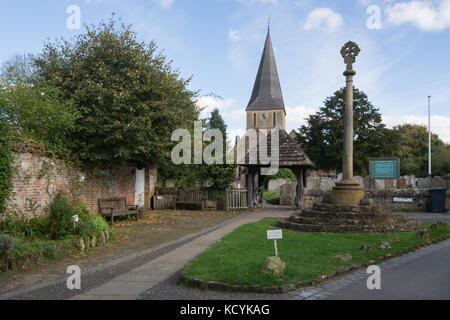 St. James Kirche und Kriegerdenkmal in dem hübschen Dorf Shere in Surrey, Großbritannien Stockfoto