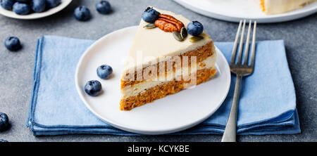 Vegan, rohe Karotten Kuchen auf einer weißen Platte. Gesunde Ernährung Stockfoto