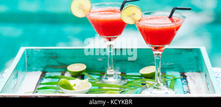 Strawberry Margarita Cocktail auf bunten Holz- Hintergrund mit Palm Leaf. kopieren. Stockfoto