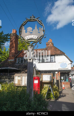 Ortsschild im hübschen Dorf Shere in Surrey, Großbritannien Stockfoto