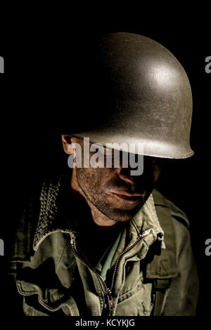 Shell schockiert Soldat (US Marine/Vietnam Krieg) mit Gesicht in Schmutz bedeckt, vor einem dunklen Hintergrund. Stockfoto