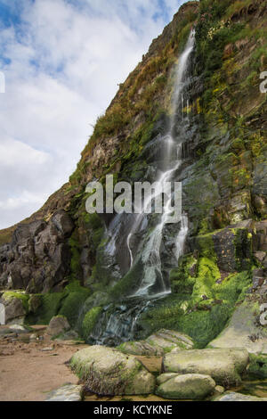 Wasserfall an der Klippe in Tresaith, Wales, Großbritannien Stockfoto