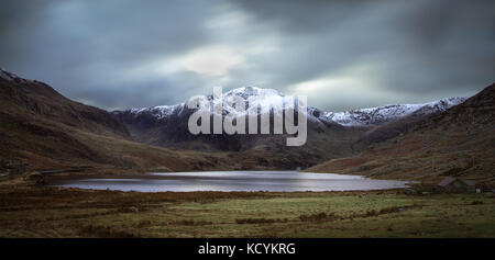 Llyn Ogwen mit schneebedeckten Y Garn in den Hintergrund in Wales, Großbritannien Stockfoto