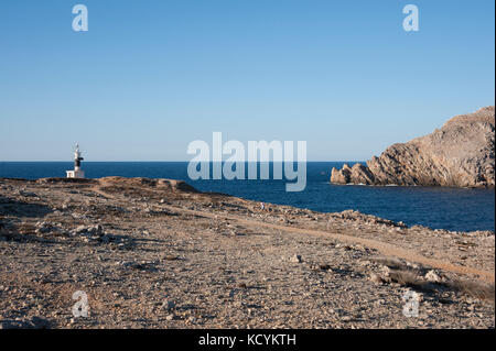 Felsige Küste am Cap Fornells und Cap de sa Paret, Menorca, Spanien Stockfoto