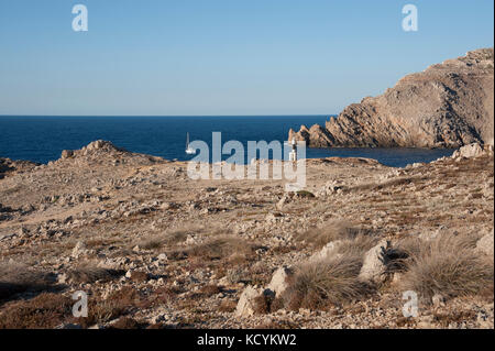 Felsige Küste am Cap Fornells und Cap de sa Paret, Menorca, Spanien Stockfoto