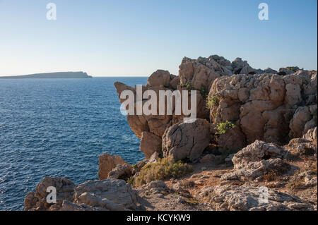 Felsige Küste am Cap Fornells und Cap de sa Paret, Menorca, Spanien Stockfoto