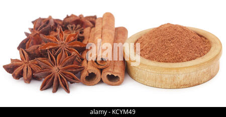 Einige aromatische Zimt mit Sternanis und Boden Gewürz in eine Schüssel geben. Stockfoto