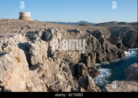 Felsige Küste am Cap Fornells und Cap de sa Paret, Menorca, Spanien Stockfoto