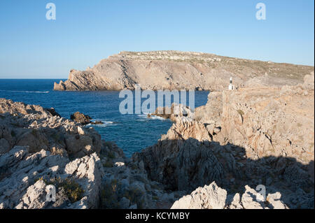 Felsige Küste am Cap Fornells und Cap de sa Paret, Menorca, Spanien Stockfoto