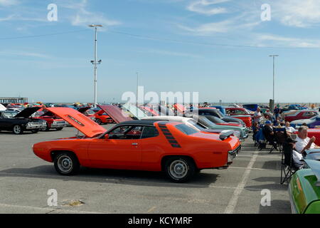 Autos werden im Inlet, bei der Ocean City, Maryland Hot Rod / Cruisin Show gezeigt. Stockfoto
