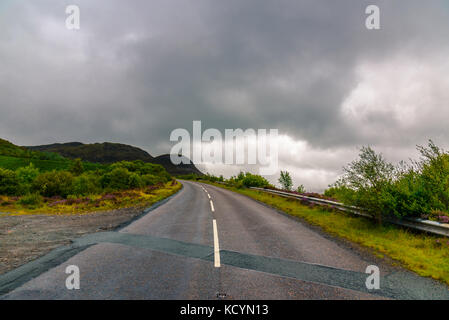 Eine Straße von den schottischen Highlands in der Natur während eines bewölkten Tag mitten im Sommer. Stockfoto