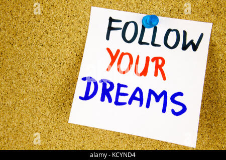 Folge deinen Träumen auf Farbe Aufkleber Notizen über Cork board Hintergrund Firmen Konzept Stockfoto