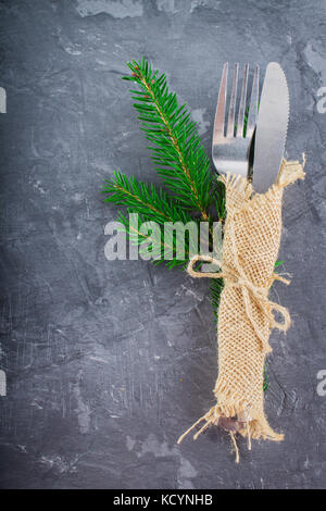 Gabel mit einem Messer in die Entlassung auf grauem Hintergrund. Stockfoto
