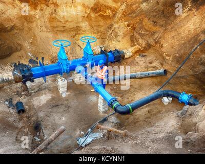 Technischer Experte u-Schieber auf 500 mm Wasser trinken Rohre mit speziellen Koppler in alten Pipeline System. Letzte Heck Stockfoto