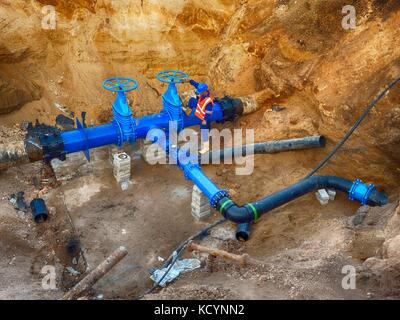 Technischer Experte u-Schieber auf 500 mm Wasser trinken mit exzentrischen flexible Rohre Befestigungselemente in Stadt Pipeline System zusammengefügt. Stockfoto