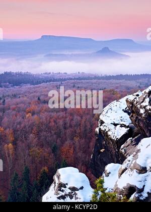 Erste Pulverschnee Abdeckung auf Sandsteinfelsen oberhalb Valley Park. schweren Nebel im Tal unten View Point. Kühle herbstliche Nebel unten. Stockfoto