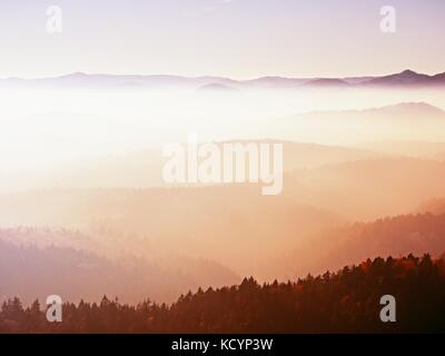 Blick auf einer großen runden Hügel aus dem Flugzeug, fantastische Aussicht, fantastische verträumte Sonnenaufgang, Berg über neblige Tal. Tourist Resort. Stockfoto