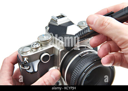 Reinigung Körper fotografische DSLR-Kamera vor Staub mit einer Bürste Stockfoto