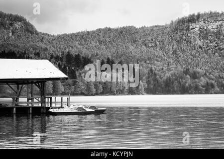 Holzdach für Reise Urlaub Paddelboote. Holiday Resort am Ufer des wunderschönen alpinen See Stockfoto