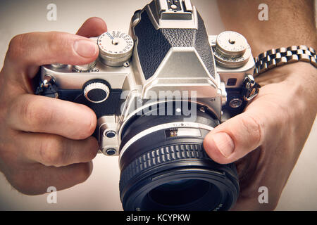 Retro SLR-Kamera in den Händen des Fotografen closeup Stockfoto