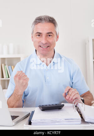 Portrait von Reife erfolgreicher Geschäftsmann bei der Arbeit Stockfoto