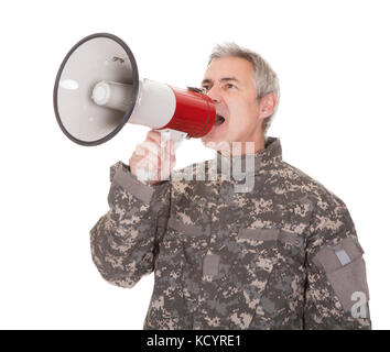 Reifen Soldaten durch Megafon auf weißem Hintergrund schreien Stockfoto