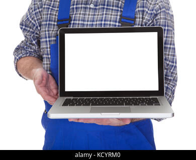 Ältere männliche Techniker zeigen Laptop Over White Background Stockfoto