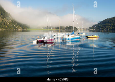Nebel, Berge, Segelbooten und Yachten in der Morgensonne in die ruhige Oberfläche des Sees im Herbst am Achensee, Tirol, Österreich Stockfoto