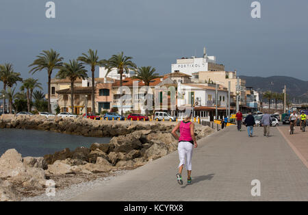 Leute, die auf Gehwegen in der Nähe des Portixol Hotels, Portixol, Mallorca, Balearen, Spanien laufen. Stockfoto