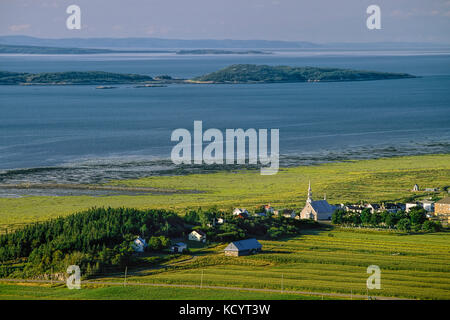 Das Dorf Saint-André-de-kamouraska mit dem Pélerins Inseln im Hintergrund, untere Saint-Lawrence region, Québec, Kanada Stockfoto