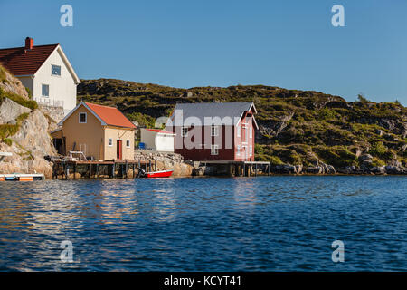 Blick auf die norwegische Fjord mit Häusern entlang der Küste Stockfoto