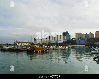 Hafen von Tenby Pembrokeshire South West Wales mit angelegten Freizeitaktivitäten Handwerk und küstennahe Rettungsboot mit der Burgruine hoch auf einer Landzunge hinter Stockfoto