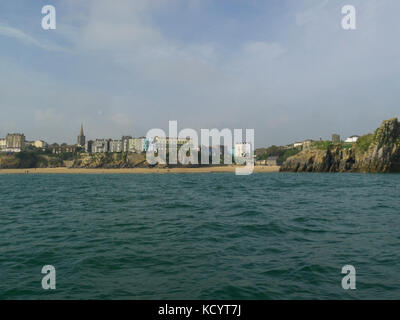 Blick zurück zu beliebten Badeort Jalta Pembrokeshire South West Wales von touristischen Schiff in ruhiges Wasser von Carmarthen Bay Stockfoto