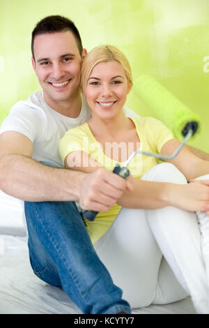 Nettes Paar entspannend nach dem Lackieren ihre neue Heimat Stockfoto