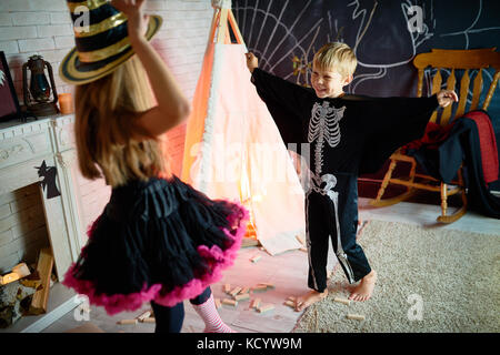 Porträt von zwei Kinder tragen Halloween Kostüme Spaß spielen in eingerichtete Studio Stockfoto