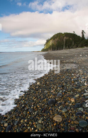 Haida dugout Cedar canoe Auf Agate Beach, mit zwei Hügel gezeigt, Haida Gwaii, der früher als Queen Charlotte Islands, British Columbia, Kanada bekannt Stockfoto