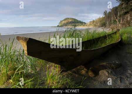 Haida dugout Cedar canoe Auf Agate Beach, mit zwei Hügel gezeigt, Haida Gwaii, der früher als Queen Charlotte Islands, British Columbia, Kanada bekannt Stockfoto