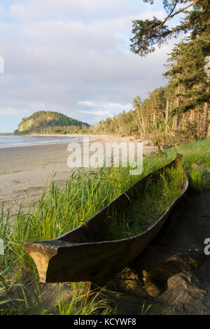 Haida dugout Cedar canoe Auf Agate Beach, mit zwei Hügel gezeigt, Haida Gwaii, der früher als Queen Charlotte Islands, British Columbia, Kanada bekannt Stockfoto