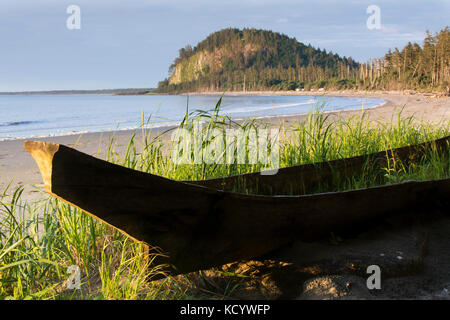 Haida dugout Cedar canoe Auf Agate Beach, mit zwei Hügel gezeigt, Haida Gwaii, der früher als Queen Charlotte Islands, British Columbia, Kanada bekannt Stockfoto