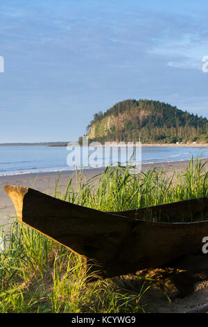 Haida dugout Cedar canoe Auf Agate Beach, mit zwei Hügel gezeigt, Haida Gwaii, der früher als Queen Charlotte Islands, British Columbia, Kanada bekannt Stockfoto