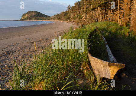 Haida dugout Cedar canoe Auf Agate Beach, mit zwei Hügel gezeigt, Haida Gwaii, der früher als Queen Charlotte Islands, British Columbia, Kanada bekannt Stockfoto