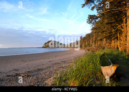 Haida dugout Cedar canoe Auf Agate Beach, mit zwei Hügel gezeigt, Haida Gwaii, der früher als Queen Charlotte Islands, British Columbia, Kanada bekannt Stockfoto