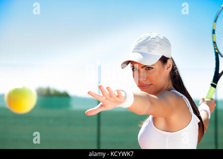 Junge weibliche Tennisspieler bereit Ball zu schlagen Stockfoto