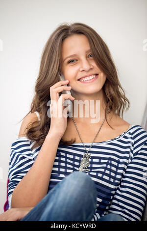 Happy Teenager Mädchen am Telefon sprechen Stockfoto