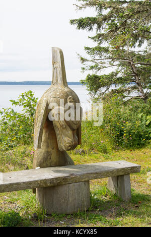 Rersting Sitzbank mit Haida Orca carving,, Alte Massett, Haida Gwaii, der früher als Queen Charlotte Islands, British Columbia, Kanada bekannt Stockfoto