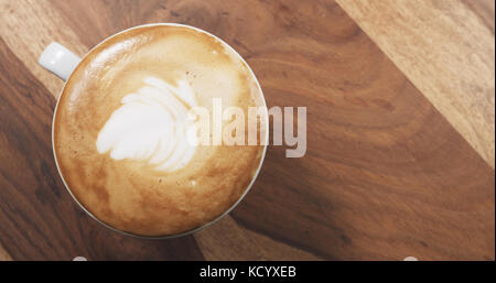 Ansicht von oben Cappuccino auf Holz Tisch Stockfoto