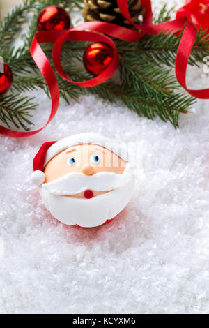 Cupcake mit Gesicht auf Santa Claus auf der Oberseite Stockfoto