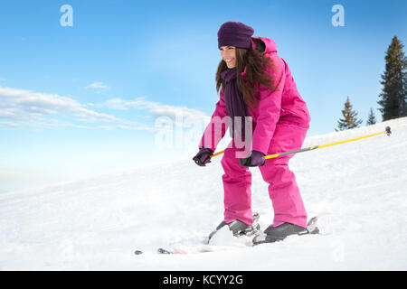 Junge Frau Skifahren schnell auf der Piste. Winterurlaub Stockfoto