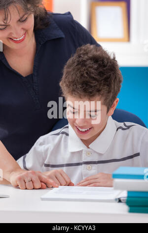 Mutter und Sohn am Computer Hausaufgaben Stockfoto